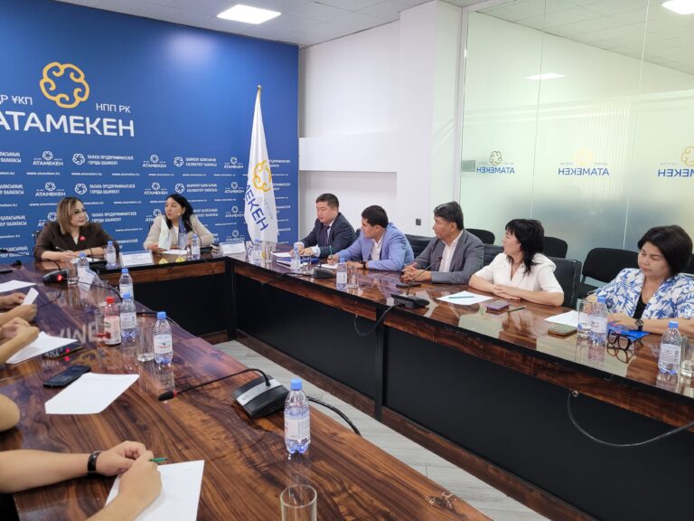 Сенатормен кездесу (19)